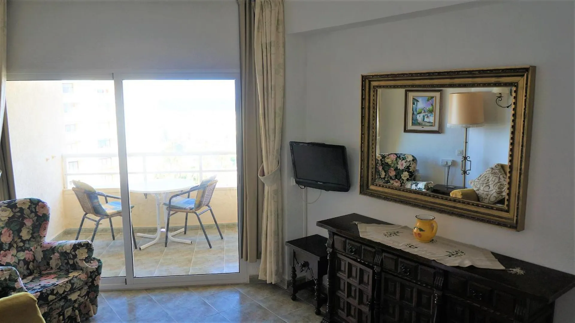 Апартаменты First Line, To The Beach, 1 Bed Apt , Sleeps Бенальмадена